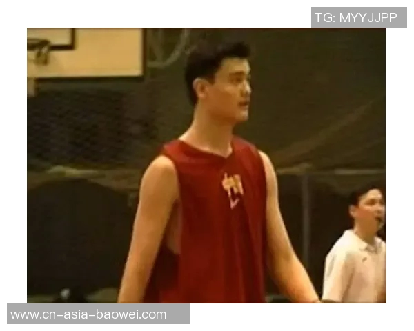 姚明NBA首秀表现平平10分36秒仅得0分2板3犯规令人惋惜